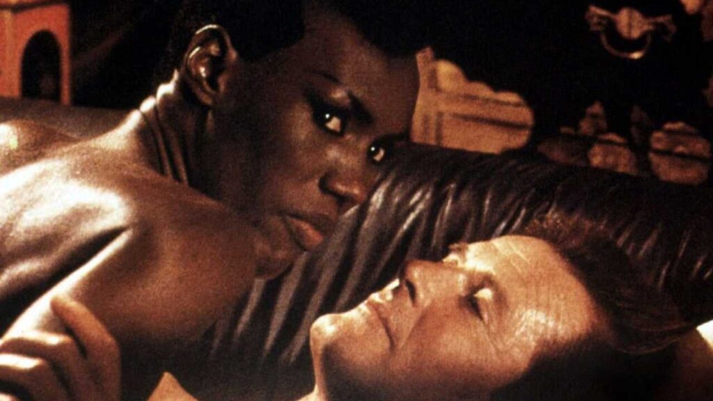 Grace Jones y Roger Moore en la cama en 'Panorama para matar'
