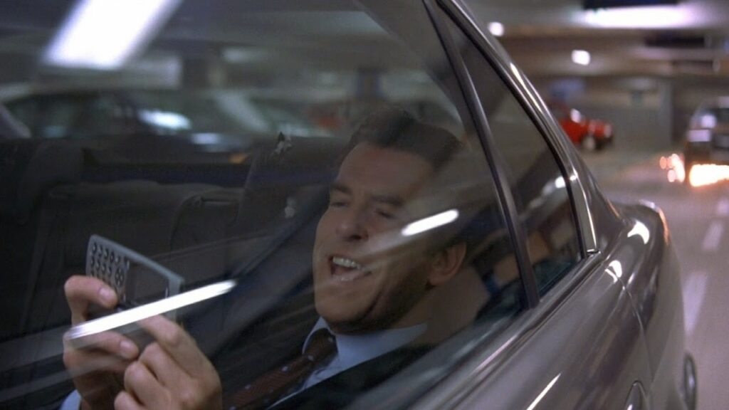 Coche teledirigido en 'El mañana nunca muere'