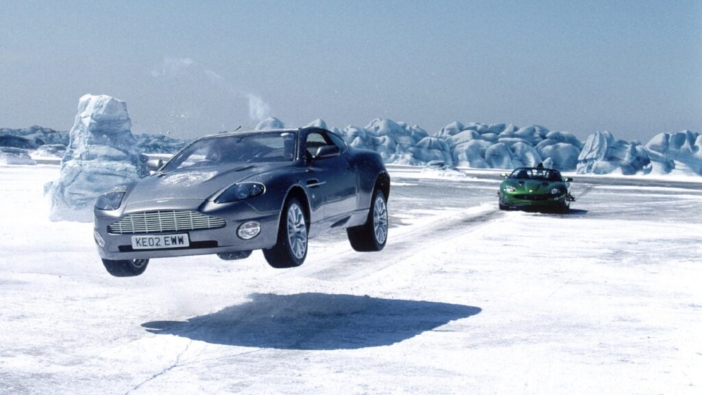 Persecución de coches en la nieve en 'Muere otro día'