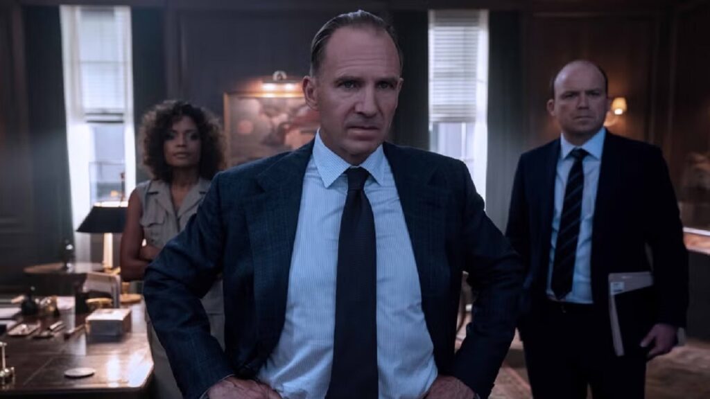 Harris, Fiennes y Kinnear en 'Sin tiempo para morir'