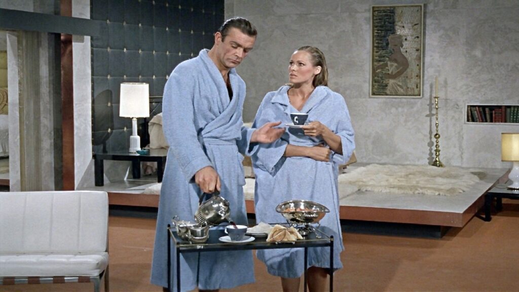 Sean Connery y Ursula Andress en albornoz en 'Agente 007 contra el Dr. No'