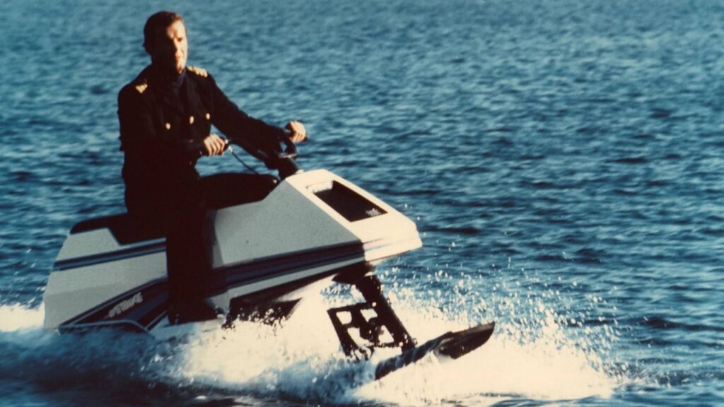 Roger Moore sobre moto de agua en escena de 'La espía que me amó'
