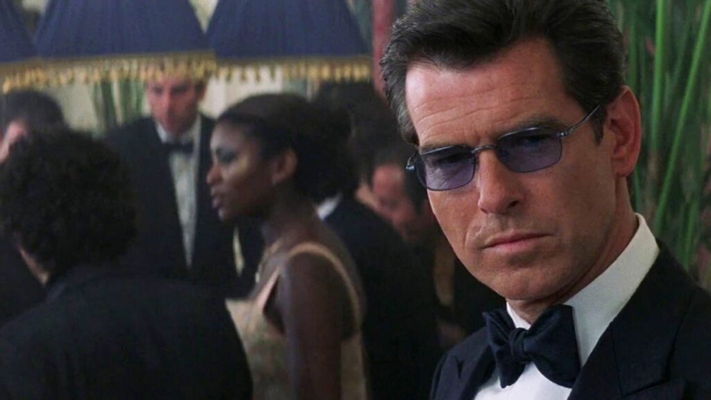 Pierce Brosnan elegante en 'El mundo nunca es suficiente'