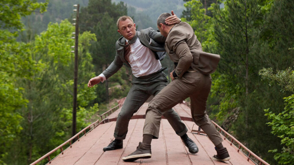Bond luchando encima de un tren en 'Skyfall'