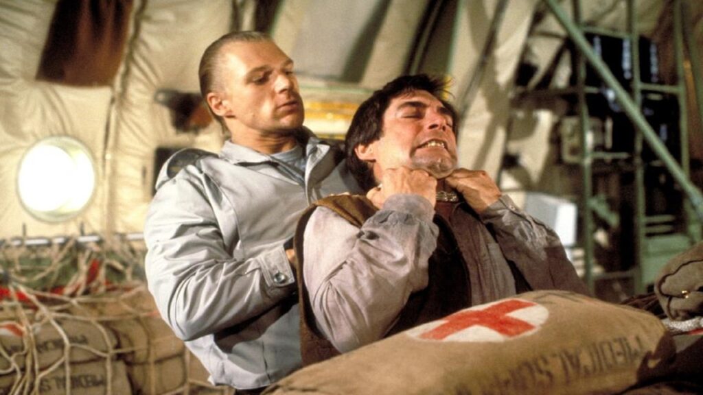 Lucha final entre Bond y Necros en 'Alta tensión'