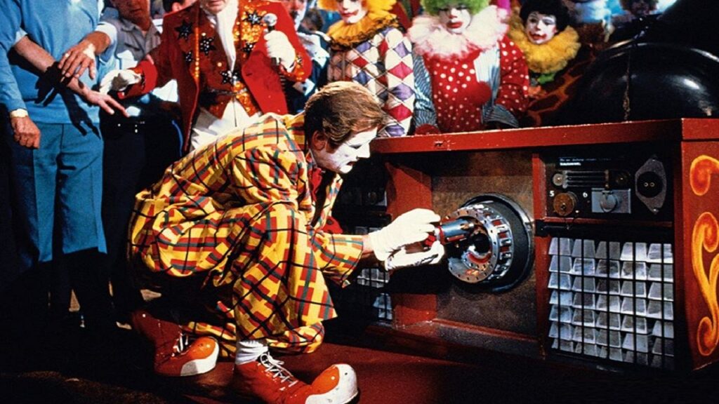 Roger Moore disfrazado de payaso en 'Octopussy'