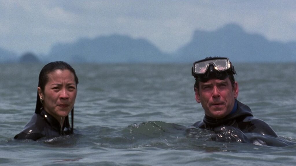 Michelle Yeoh y Pierce Brosnan en el agua en 'El mañana nunca muere'
