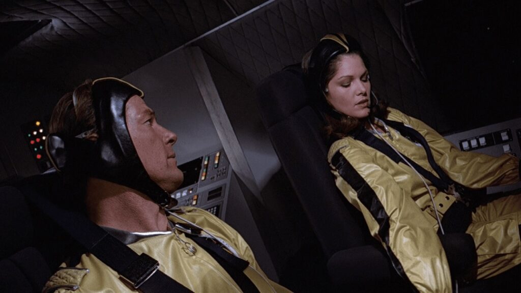 Roger Moore y Lois Chiles en 'Moonraker'