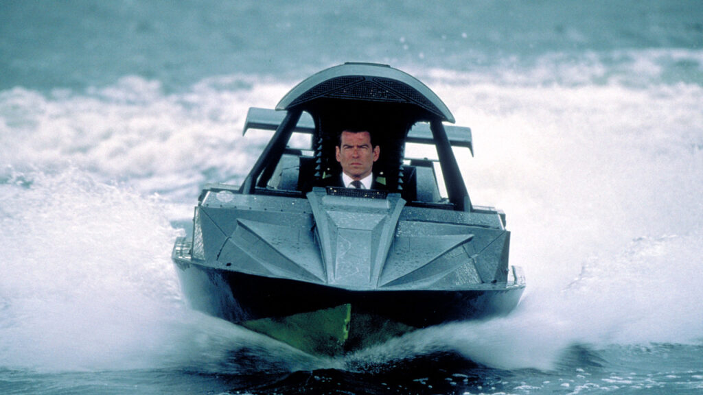 Pierce Brosnan en la lancha en 'El mundo nunca es suficiente'