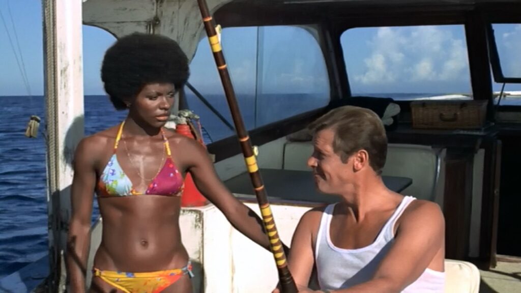 Gloria Hendry y Roger Moore en 'Vive y deja morir'