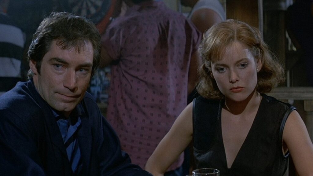 Bond y Pam Bouvier en 'Licencia para matar'