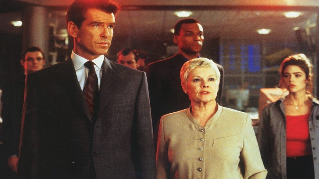 Bond y M en 'El mundo nunca es suficiente'