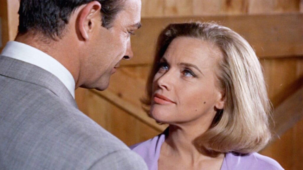 Bond y Pussy en 'James Bond contra Goldfinger'