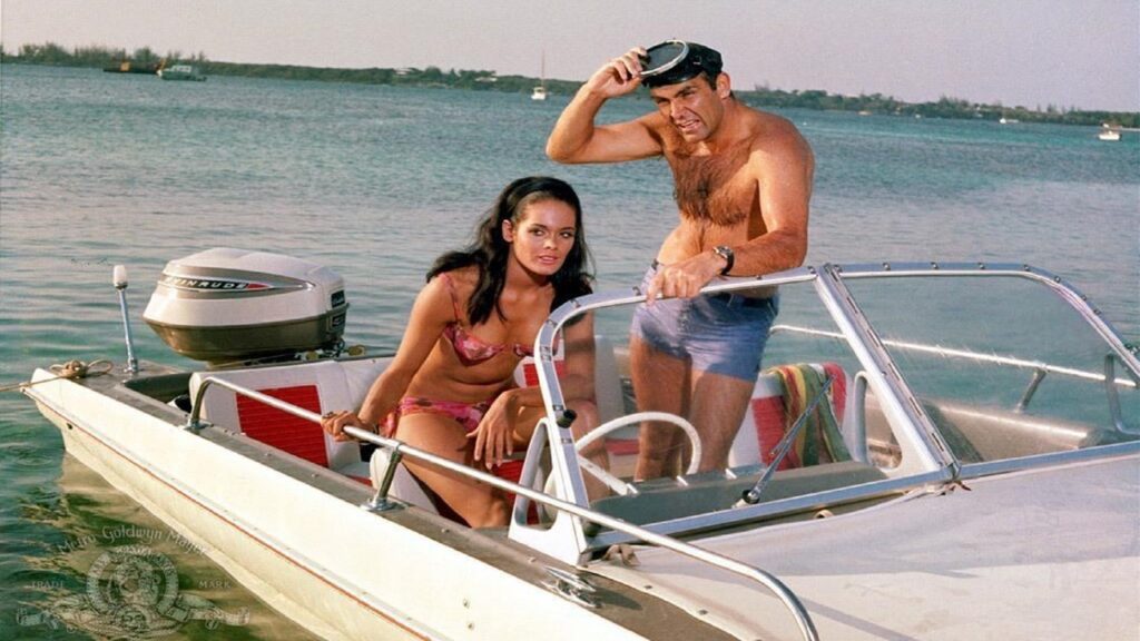 James Bond y chica en barco en 'Operación Trueno'