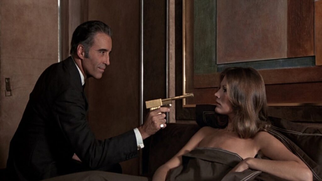 Christopher Lee y Maud Adams en 'El hombre de la pistola de oro'