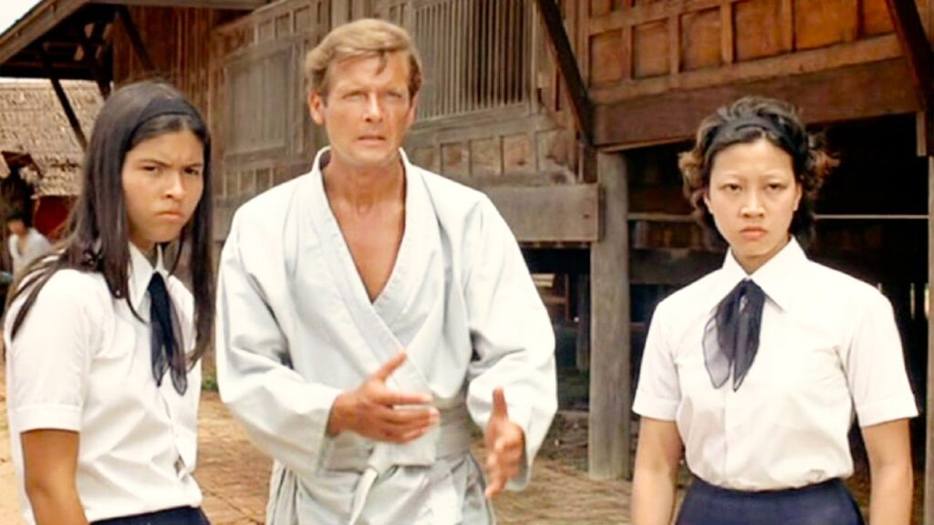 Escena de artes marciales en 'El hombre de la pistola de oro'