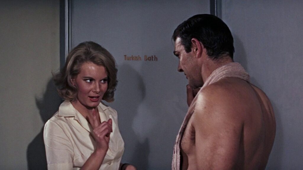 James Bond y masajista en 'Operación Trueno'