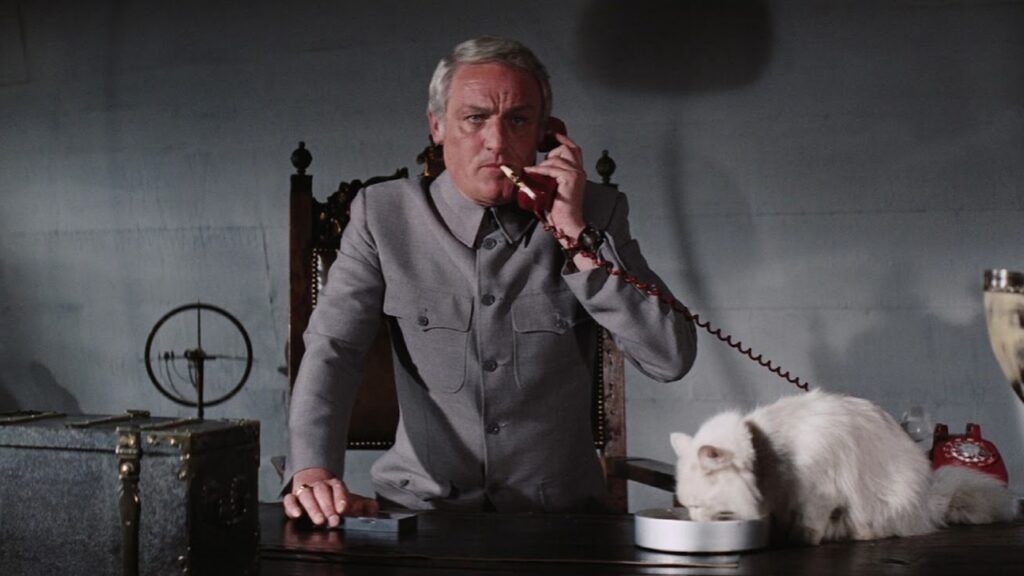 Blofeld con su gato en 'Diamantes para la eternidad'