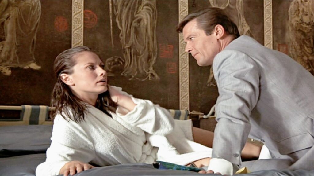 Maud Adams y Roger Moore en 'El hombre de la pistola de oro'