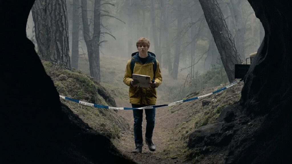 Jonas entra en la cueva en 'Dark'