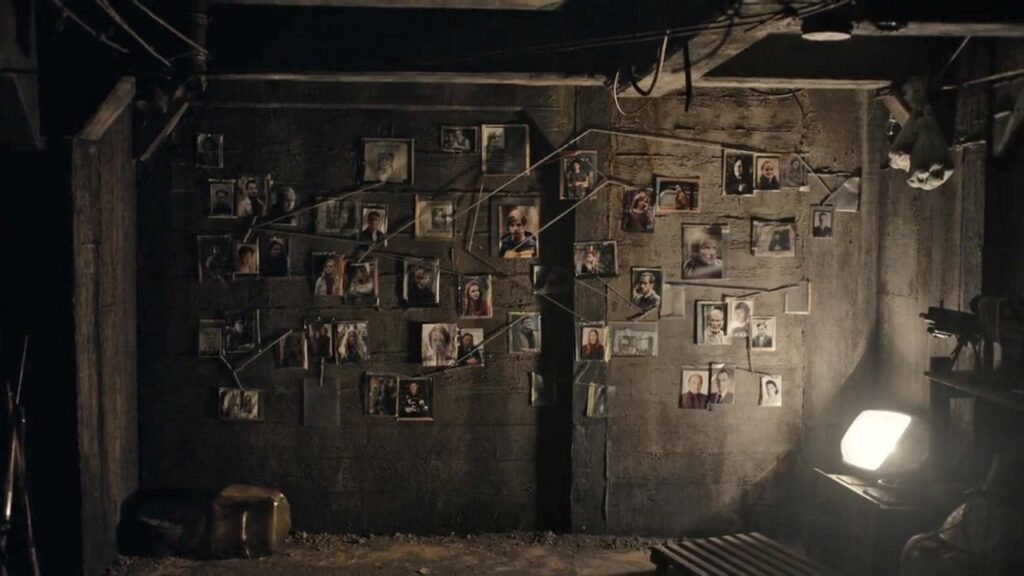 Fotos en pared de personas relacionadas en 'Dark'