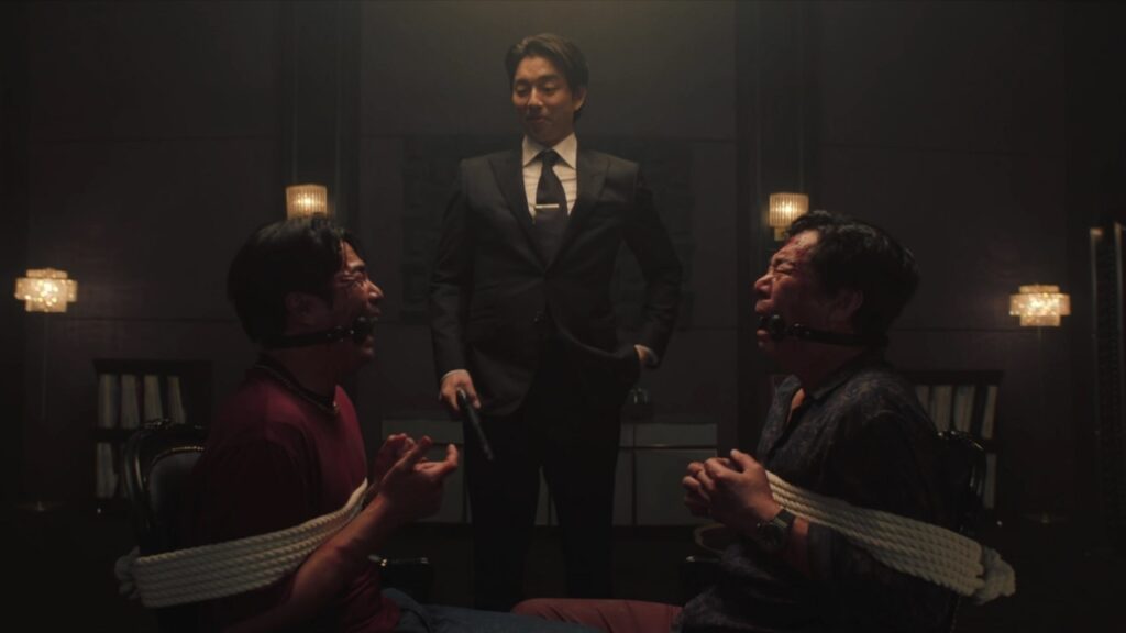 Reclutador y dos hombres atados en 'El juego del calamar'