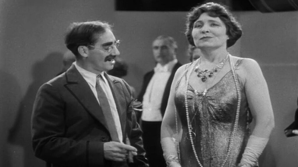 Groucho Marx en una película con una mujer