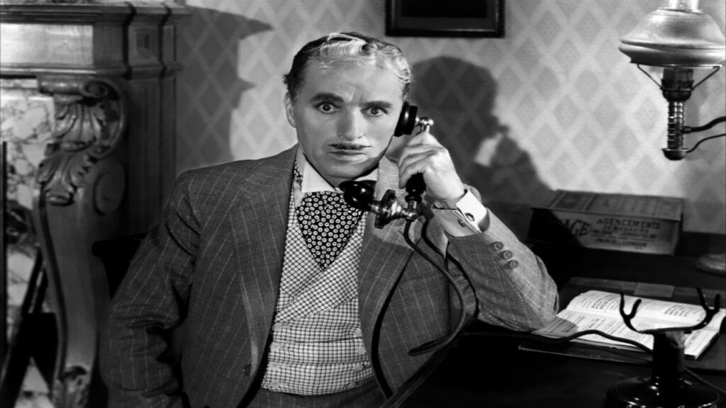 Charles Chaplin hablando por teléfono