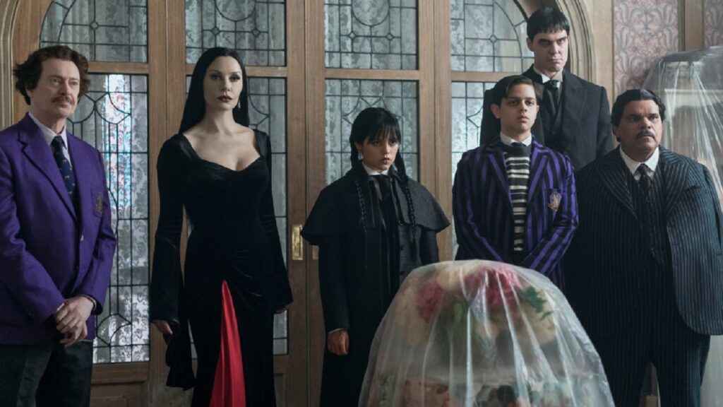 Familia Addams y nuevo director en 'Miércoles'