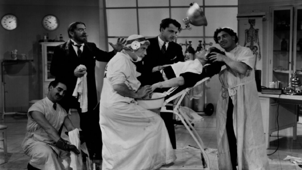 Escena de médicos de los Hermanos Marx