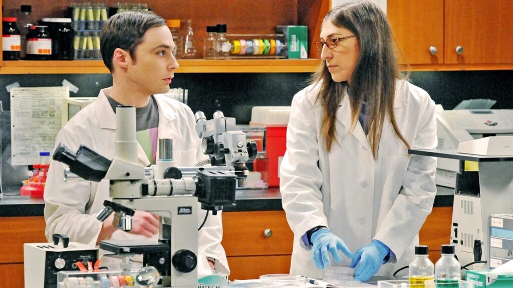 Sheldon y Amy haciendo un experimento en 'Big Bang'
