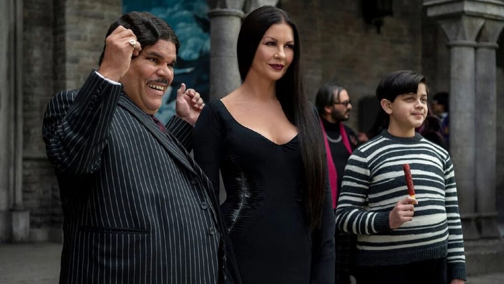 Homero, Morticia y Pugsley en 'Miércoles'
