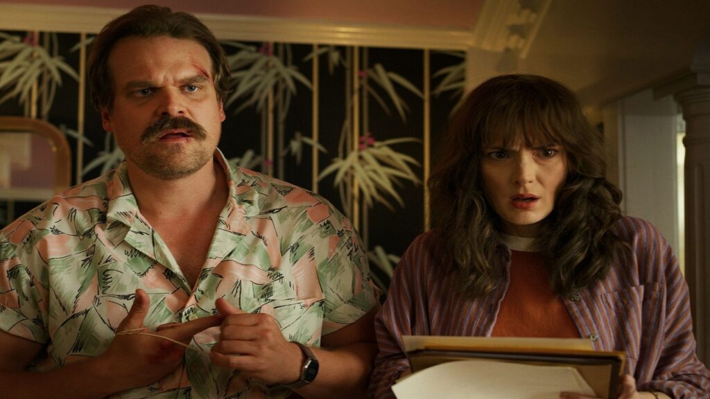 Hopper y Joyce en 'Stranger Things'