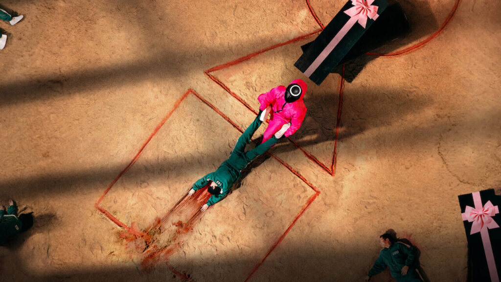 Soldado recogiendo fallecido en 'El juego del calamar'