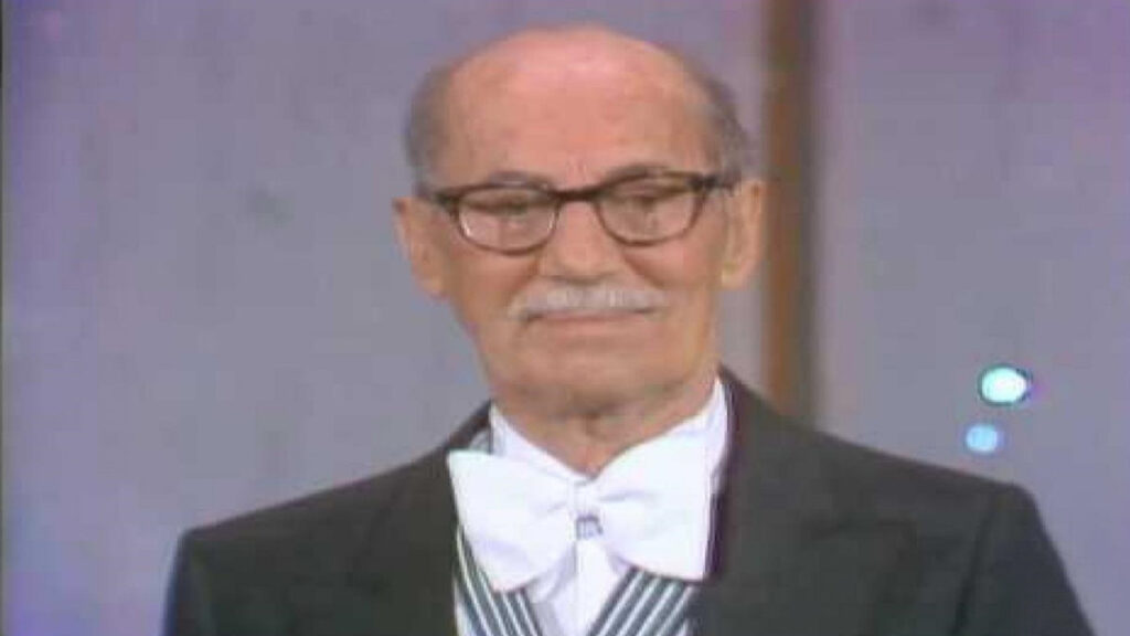 Groucho Marx recibiendo el óscar honorífico