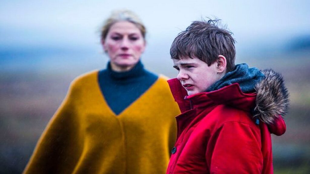 Señora mayor y niño en 'Utopía'