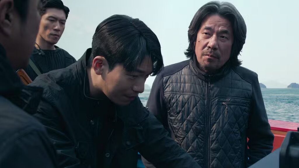 Policía y capitán del barco en 'El juego del calamar'