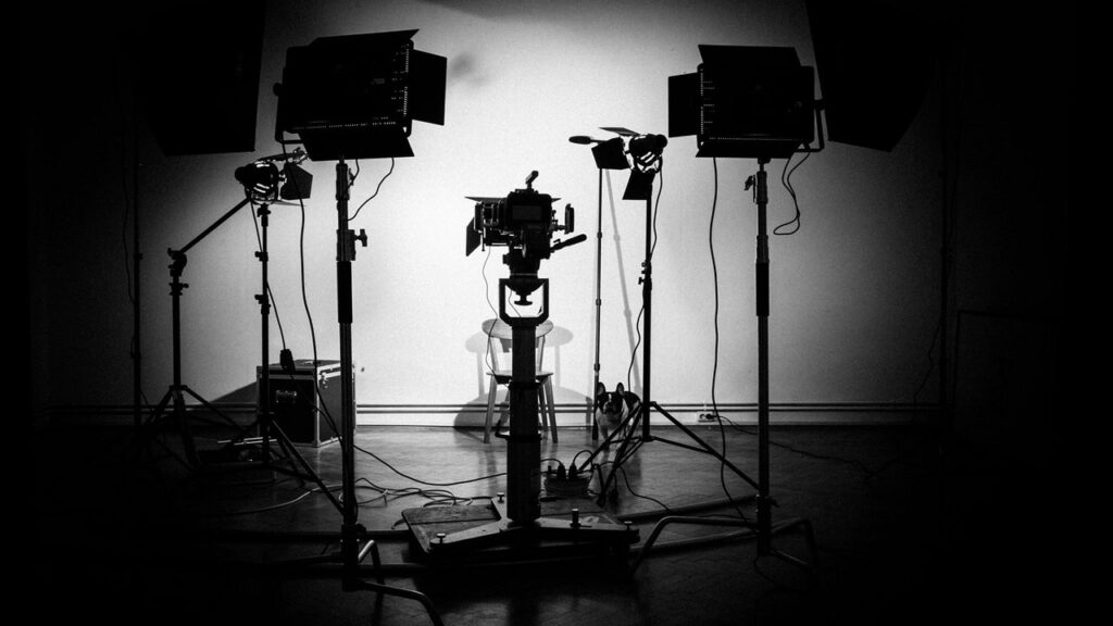 Cámara cinematográfica en blanco y negro con focos