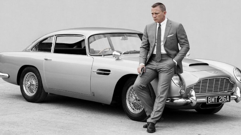 Daniel Craig como James Bond con el Aston Martin