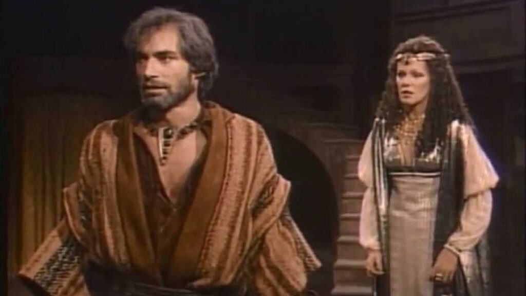 Timothy Dalton interpretando obre de teatro de Shakespeare