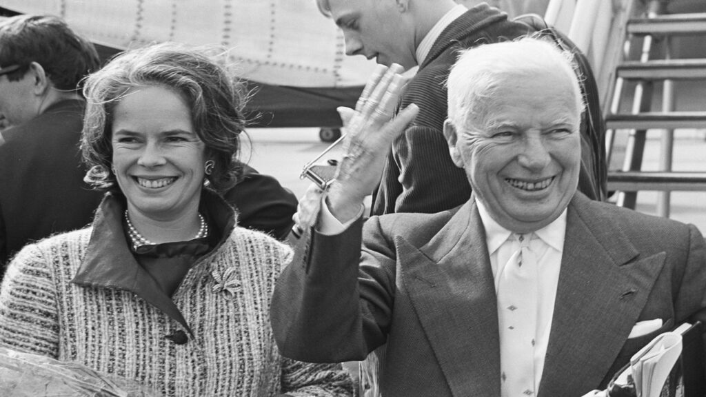 Charles Chaplin con su mujer