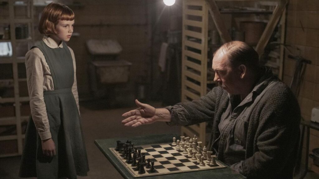 Beth y el Señor Shaibel en 'Gambito de dama'