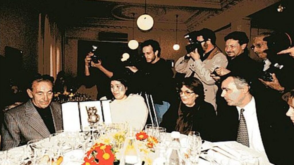 Miguel Gila con el premio Gat Perich de 1999