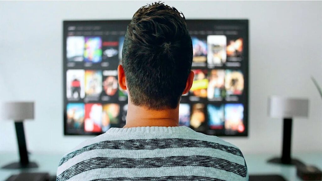 Hombre viendo la televisión
