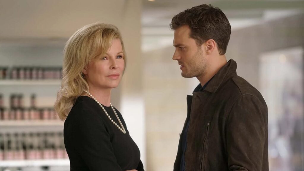 Kim Basinger y Jamier Dornan en escena de 'Cincuenta sombras más oscuras'