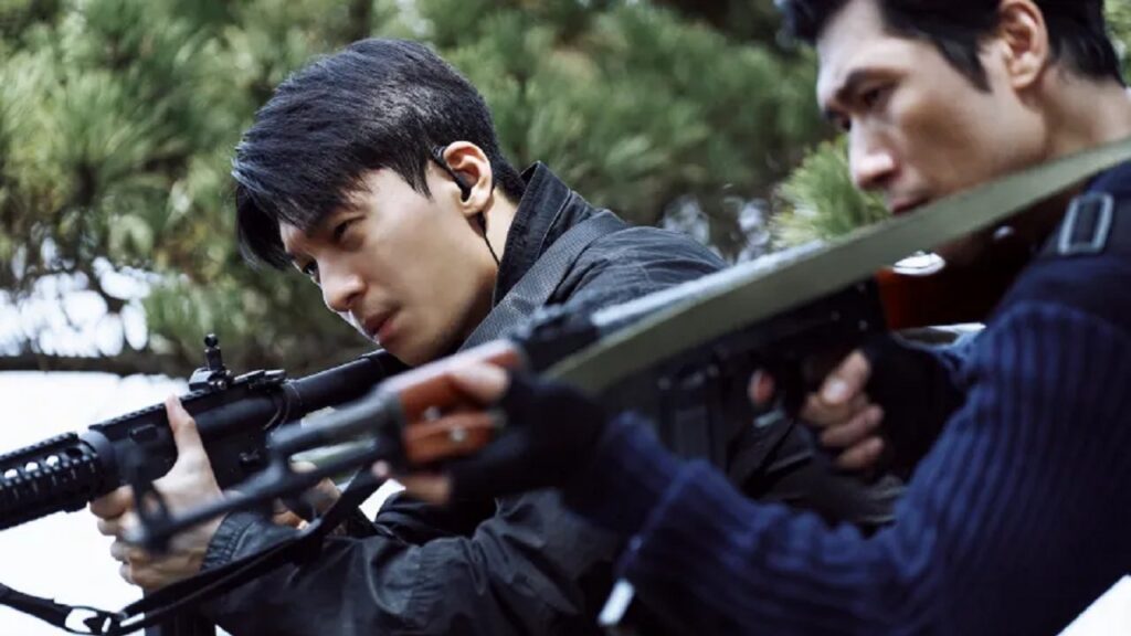 Polícia con compañero armados en 'El juego del calamar'