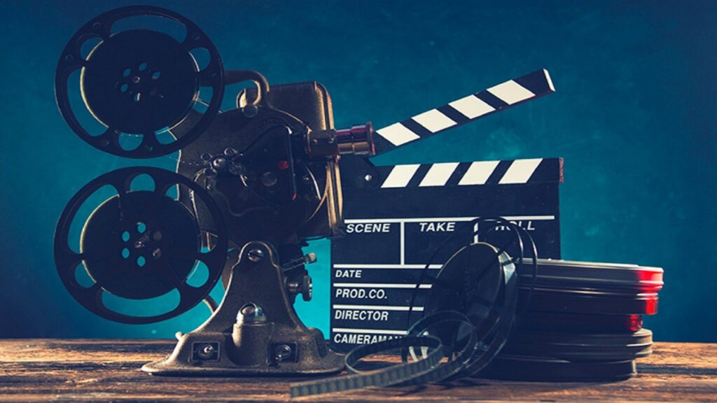 Cámara de cine con rollo de película y claqueta