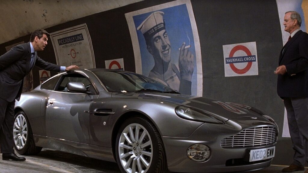 Pierce Brosnan y John Cleese con el Aston Martin de James Bond