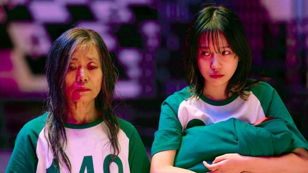 Señora mayor y Jo Yu-ri en 'El juego del calamar'