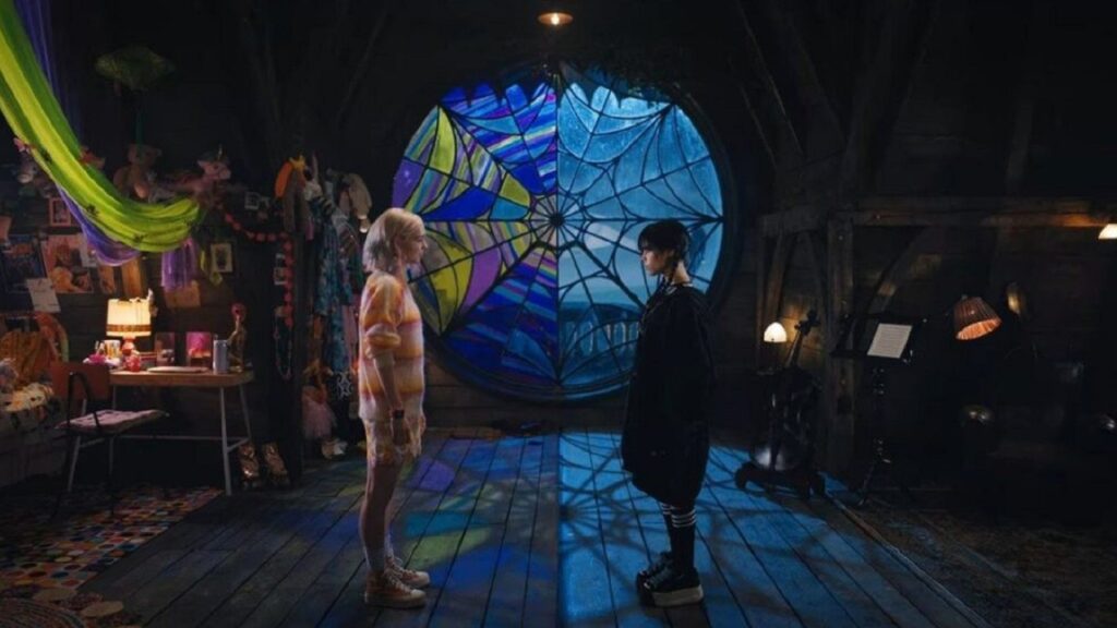 Enid y Miércoles en su habitación en 'Miércoles'